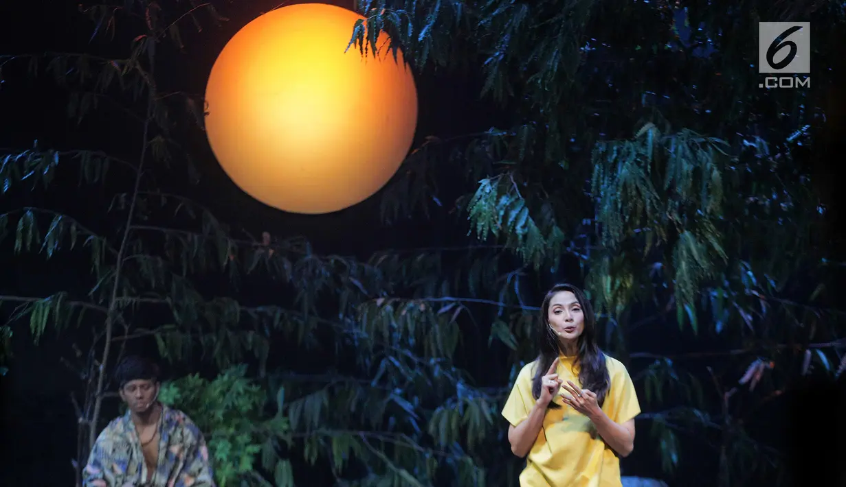 Maudy Koesnaedi memainkan teater bertajuk Beralas Bumi, Beratap Langit di Gedung TVRI, Jakarta, Jumat (27/9/2019). Teater tersebut menceritakan tentang kekayaan alam dan budaya Orang Rimba di Taman Nasional Bukit Dua Belas, Jambi disutradarai Wawan Sofwan. (Liputan6.com/Faizal Fanani)