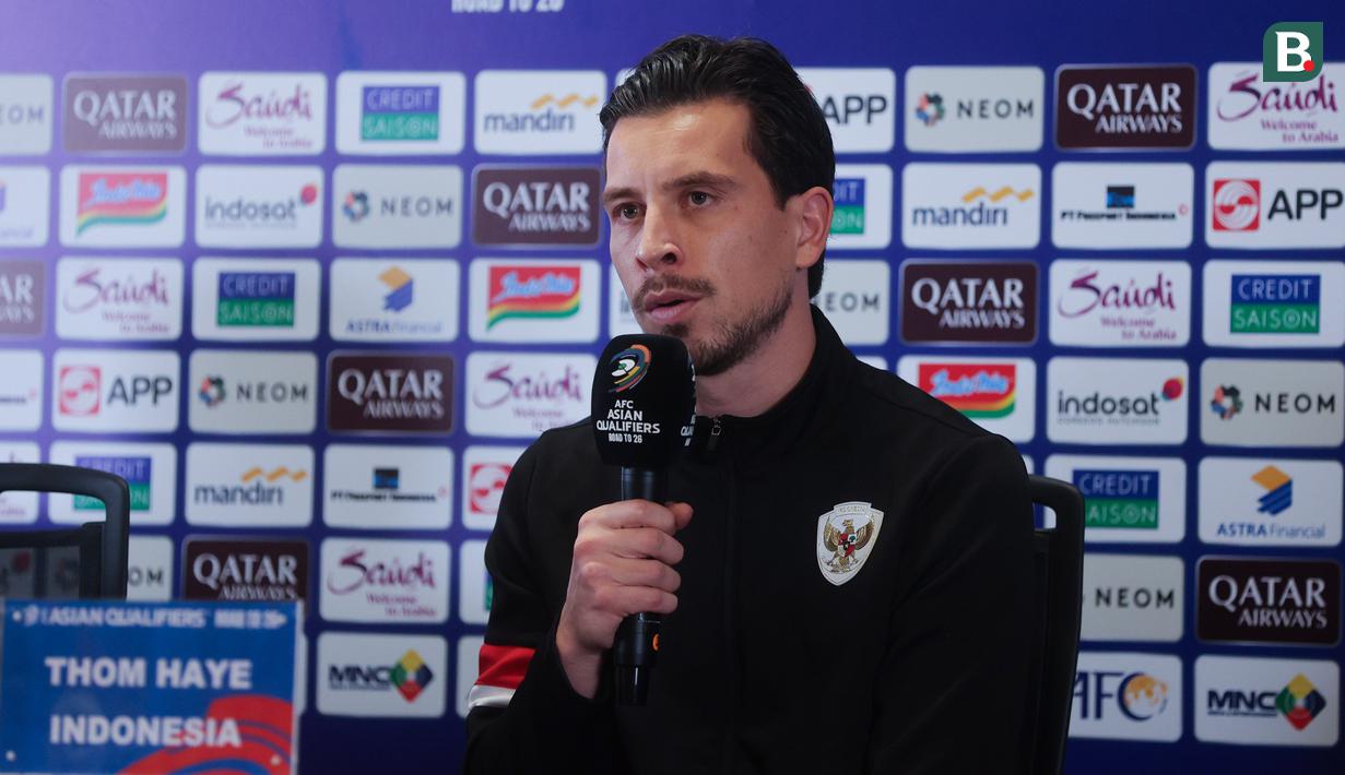 <p>Gelandang Timnas Indonesia, Thom Haye, memberikan keterangan saat jumpa pers jelang laga melawan Arab Saudi di Stadion Utama Gelora Bung Karno (SUGBK), Jakarta Pusat, pada Senin (18/11/2024). (Bola.com/M Iqbal Ichsan)</p>