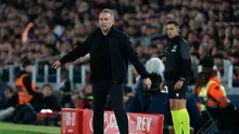 Pelatih Barcelona, Hansi Flick, memberi instruksi saat menghadapi Atletico Madrid pada leg kedua semifinal Copa del Rey di Camp Nou, Spanyol, Rabu (4/3/2026) dini hari WIB. (AP Photo/Joan Monfort)