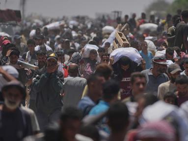 Warga Palestina membawa tas berisi makanan dan paket bantuan kemanusiaan yang dikirim oleh Yayasan Kemanusiaan Gaza (Gaza Humanitarian Foundation-GHF), sebuah organisasi yang didukung oleh Amerika Serikat, di Rafah, Jalur Gaza Selatan, Senin 9 Juni 2025. (AP Photo/Abdel Kareem Hana)