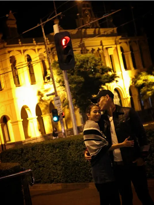 "Kadang kalau gue kerja, dia ikut gue. Dan kalau dia kerja ya gue samperin. Komunikasi penting. Sebelum tahun baru ke Australia, dan nonton konser Coldplay. Dan liburan sampai kerja bareng," ungkap Bimo di kawasan Cilandak. (Instagram/andreadianbimo)