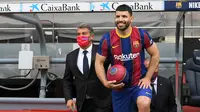 Penyerang: Sergio Aguero. Pemain berusia 33 tahun ini dikontrak Barcelona selama 2 tahun dengan klausul pembelian 100 juta euro usai dilepas gratis Manchester City. Ia juga ingin bermain bersama Lionel Messi, namun akhirnya La Pulga justru meninggalkan Barcelona. (Foto: AFP/Lluis Gene)