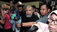 Patrialis Akbar usai menjalani sidang putusan di Pengadilan Tipikor, Jakarta, Senin (4/9). Patrialis juga diwajibkan membayar uang pengganti Rp 10.000 dollar AS dan Rp 4.043.000, atau sama dengan jumlah suap yang ia terima. (Liputan6.com/Helmi Afandi)