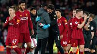 Manajer Liverpool Jurgen Klopp (kiri tengah) merangkul penjaga gawang Alisson pada akhir laga Liga Inggris antara Liverpool dengan Sheffield United di Anfield Stadium, Liverpool, Inggris, Kamis (2/1/2020). Liverpool menang 2-0. (AP Photo/Jon Super)
