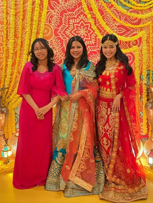 Bahkan, keduanya juga punya selera fashion yang sama. Tak hanya dengan sang ibunda, Rachel Vennya juga begitu akrab dengan adik sambungnya. Mereka bertiga pun kompak mengenakan busana ala India.(Liputan6.com/IG/@vienstasman)