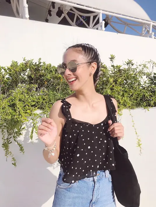 Saat berlibur di bali, Nasya Marcella tampil dengan outfit yang kece. Kali ini ia menggunakan baju atasan berwarna hitam motif polkadot yang dipadukan dengan celana jeans. Penataan rambut yang rapi membuatnya semakin terlihat cantik. (Liputan6.com/IG/@nasyamarcella)