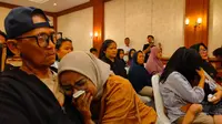 Raut wajah sedih dan kecewa para keluarga terpidana kasus Vina Cirebon saat MA membacakan putusan menolak PK. (Liputan6.com/ Panji Prayitno)