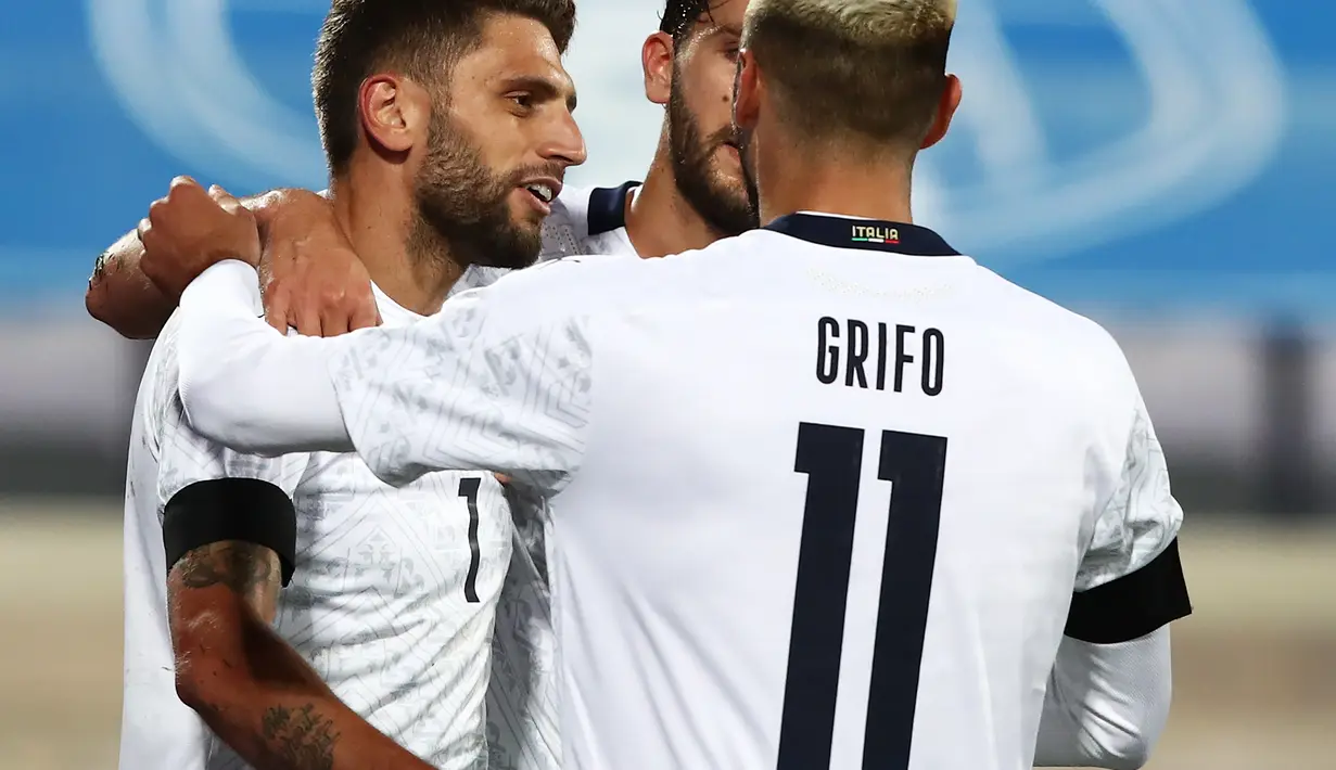 Penyerang Italia, Domenico Berardi (kiri) berselebrasi setelah mencetak gol selama pertandingan persahabatan melawan Moldova di stadion Artemio-Franchi di Florence, Tuscany (7/10/2020). Italia menang besar 6-0 atas Moldova. (AFP/Isabella Bonotto)