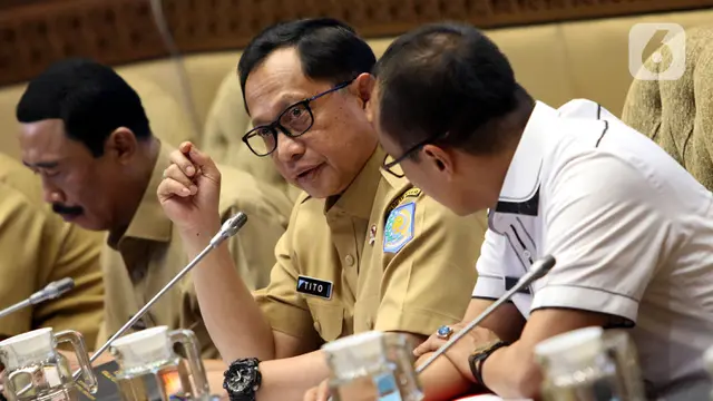 Menteri Tito Rapat Kerja dengan Komisi II DPR