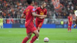 Pemain Persija Jakarta, Maciej Gajos menggiring bola saat laga lanjutan BRI Liga 1 2024/2025 melawan Persita Tangerang di Jakarta International Stadium (JIS), Jakarta Utara, Minggu (19/01/2025). (Dok. Persija)