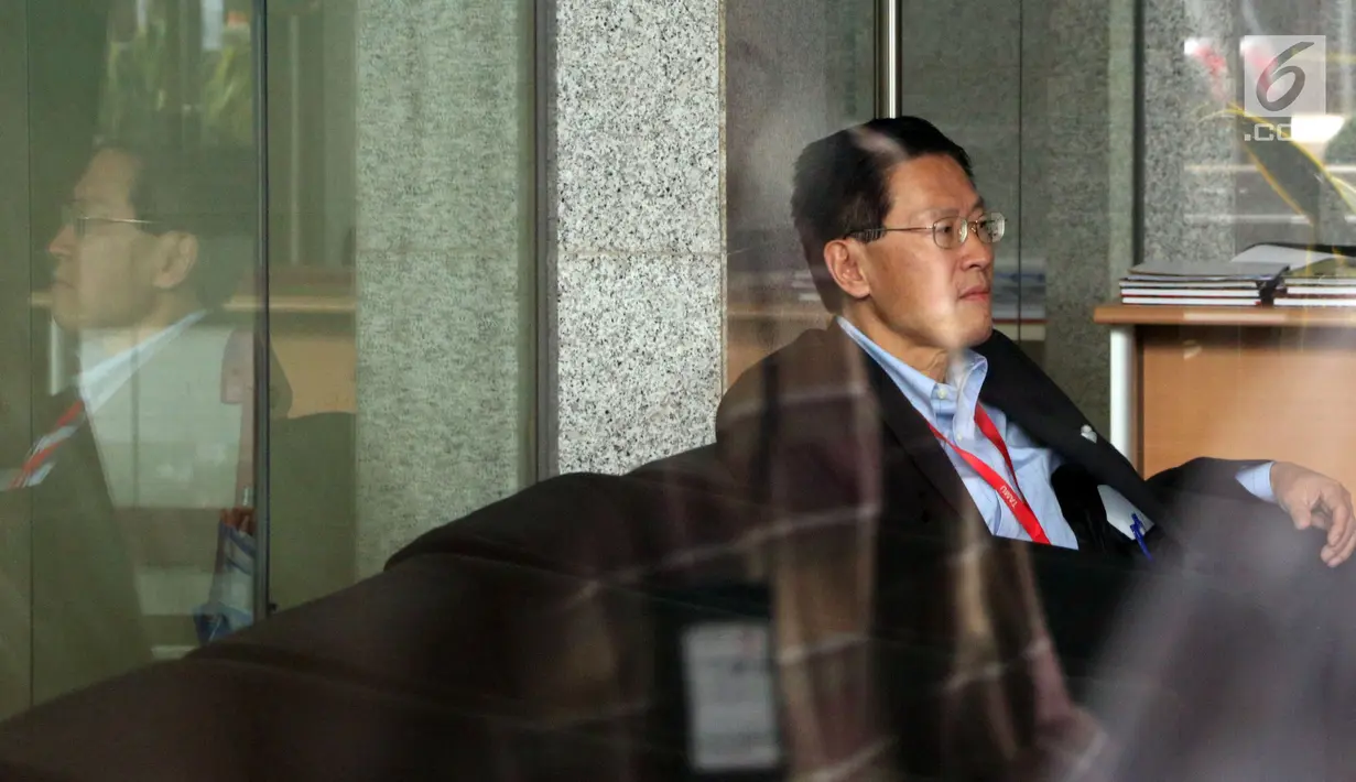 CEO Lippo Group James Riady menunggu pemeriksaan di Gedung KPK, Jakarta, Selasa (30/10). James Riady diperiksa sebagai saksi untuk sembilan tersangka. (Merdeka.com/Dwi Narwoko)