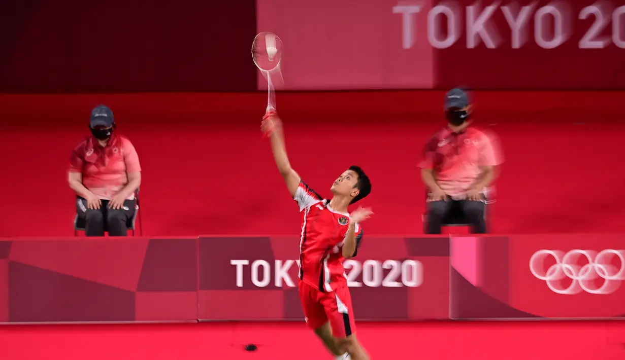 Tunggal putra Indonesia Anthony Sinisuka Ginting mengembalikan kok ke arah Gergely Krausz dari Hungaria pada laga pertama cabang bulu tangkis tunggal putra Grup J Olimpiade Tokyo 2020 di Musashino Forest Plaza, Tokyo, Minggu (25/7/2021).  Anthony Ginting menang 21-13 dan 21-8. (Pedro PARDO/AFP)