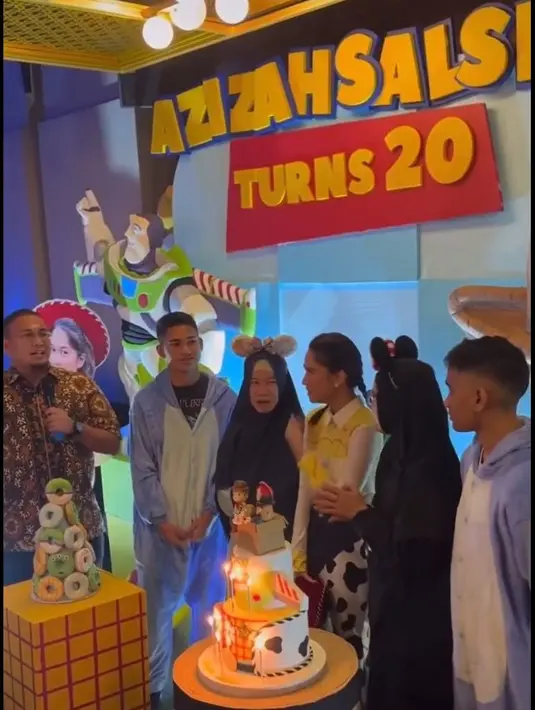 Setelah menikah dengan salah satu andalan pemain timnas, Zize kerap mencuri perhatian. Seperti belum lama ini, Zize merayakan ulang tahun ke-20. Anak Anggota DPR Andre Rosiade itu merayakan bersama keluarga dan sahabat dekat. [Instagram/arhanzizesalsha]