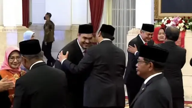 Momen Saat Dito Ariotedjo Usai Dilantik Jadi Menpora Baru, Senyum dan Peluk Hangat Menko Airlangga Hartarto.