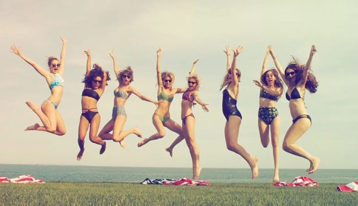 Masih di tahun 2015, begini keseruan pesta geng Taylor Swift di tanggal 4 Juli. (instagram/marthahunt)