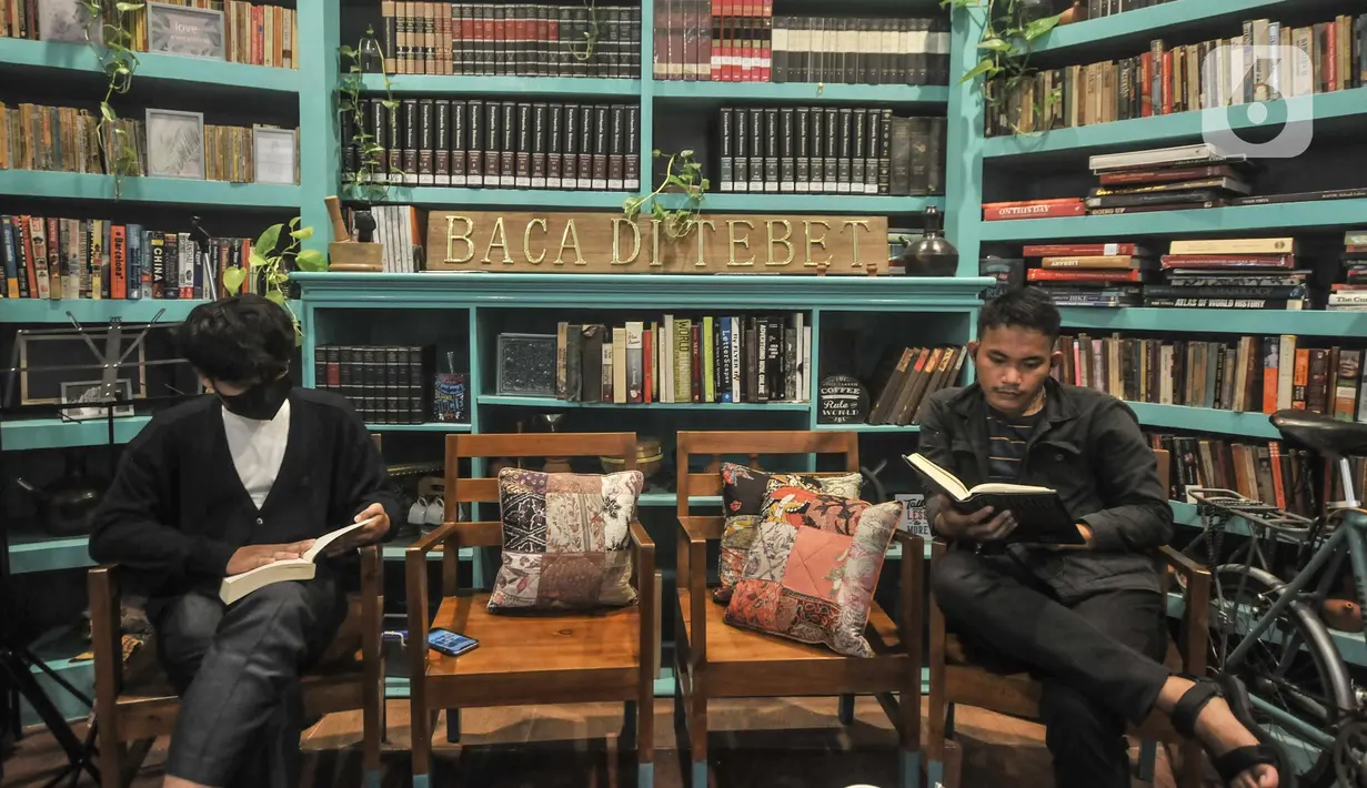 Pengunjung membaca buku di perpustakaan Baca Di Tebet, Tebet, Jakarta Selatan, Minggu (29/5/2022). Perpustakaan Baca Di Tebet yang didirikan pada Februari lalu menjadi alternatif bagi warga yang membutuhkan ruang literasi dan diskusi dengan suasana nyaman sekaligus meningkatkan minat baca bagi generasi milenial yang dilengkapi sekitar 25.000 buku. (merdeka.com/Iqbal S Nugroho)