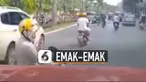 Saking jengkelnya, pengendara mobil turun dan memindahkan motor beserta emak-emaknya.