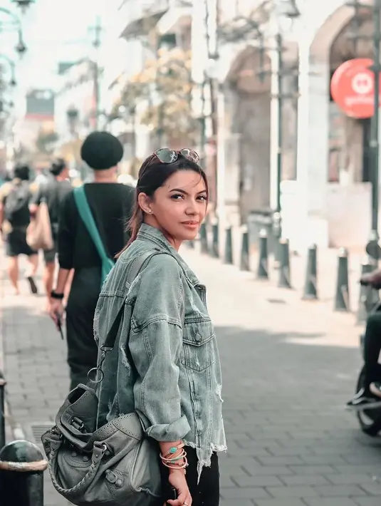 Potret memikat lainnya dari Najwa Shihab mengenakan outfit denim. Di sini Najwa kembali terlihat mengenakan denim jacket, membawa tas berwarna abu-abu, inspirasi tampilan liburan yang tak pernah salah. Foto: Instagram.