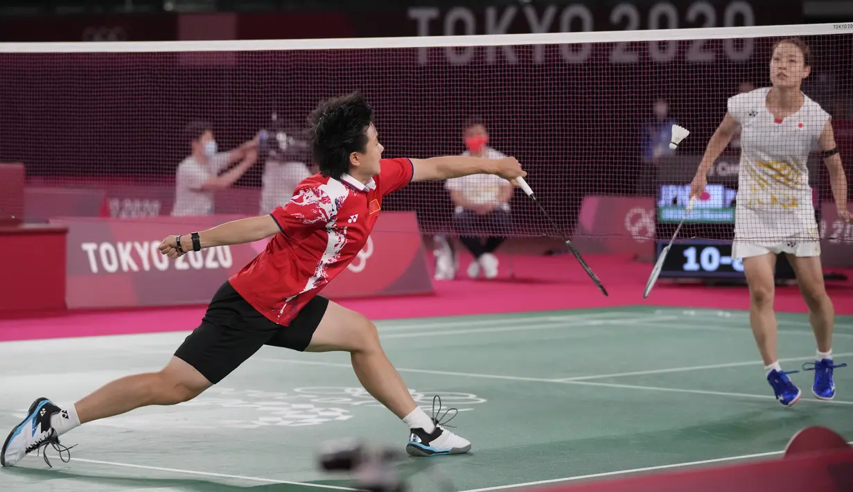 Pebulutangkis China He Bing Jiao bermain melawan Nozomi Okuhara dari Jepang pada perempat final bulu tangkis tunggal putri Olimpiade Tokyo 2020 di Musashino Forest Sports Plaza, Jumat (30/7/2021). Juara All England 2021 Nozomi Okuhara tersingkir dengan skor 13-21, 14-21. (AP/Dita Alangkara)