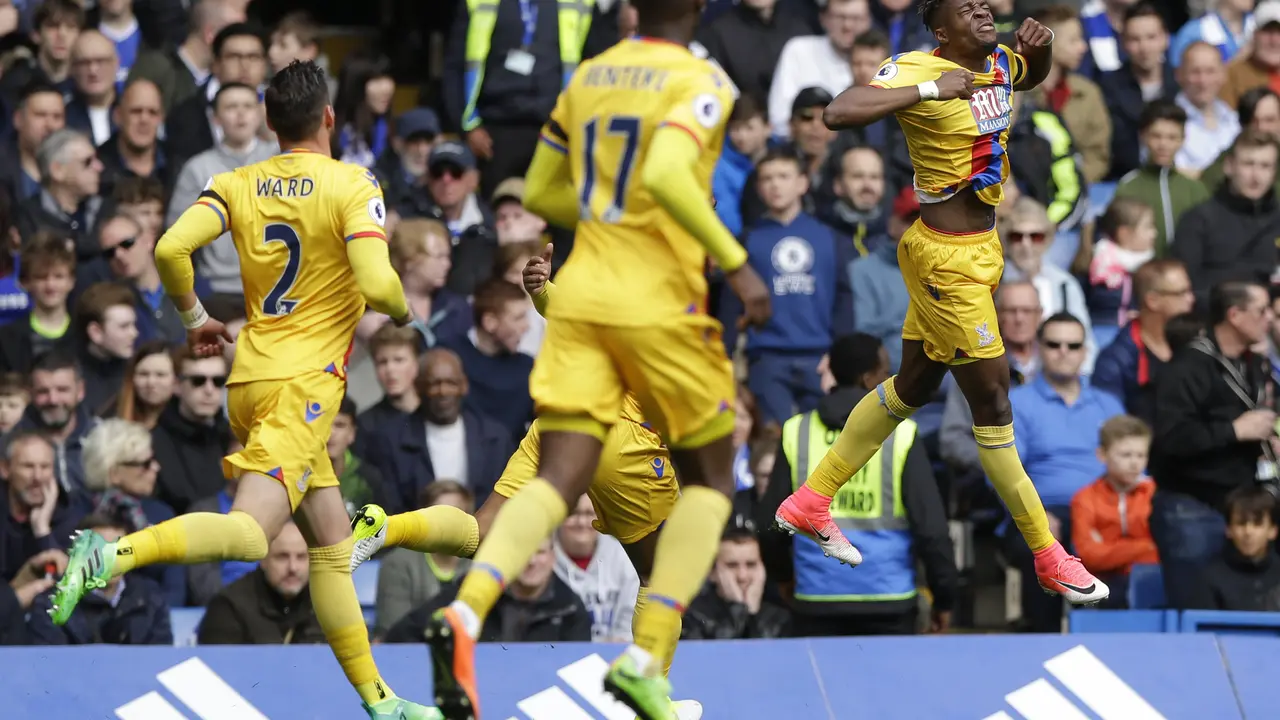 Winger Crystal Palace Wilfried Zaha (kanan) rayakan gol ke gawang Chelsea pada lanjutan Liga Inggris, Sabtu (1/4/2017). 