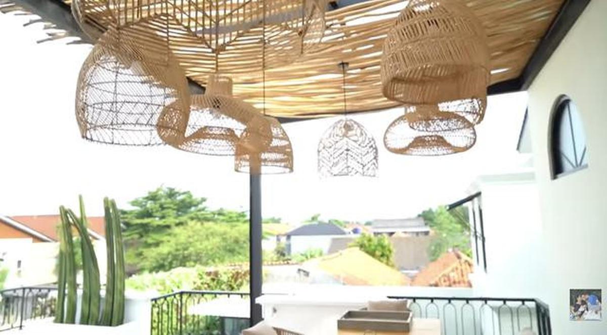 10 Potret Rooftop Rumah Shireen Sungkar, Nuansa Tropis Bali yang Bikin Betah