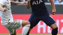 Gelandang Real Madrid, Toni Kroos berusaha merebut bola dari striker Tottenham Hotspur, Harry Kane selama pertandingan Audi Cup 2019 di stadion Allianz Arena di Munich, Jerman (30/7/2019). Tottenham akan melawan Bayern Munchen di babak final. (AFP Photo/Christof Stache)