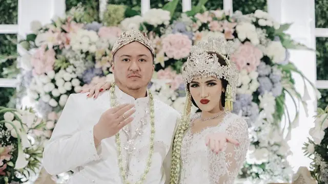 Beda Usia 14 Tahun, Ini 6 Potret Pernikahan Syahra Larez dan Denny Buana