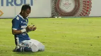 Striker Persib Bandung, Airlangga Sucipto, berdoa usai laga melawan Arema FC pada laga persahabatan di Stadion GBLA, Bandung, Minggu (18/3/2018). Persib menang 2-1 atas Arema FC. (Bola.com/Asprilla Dwi Adha)