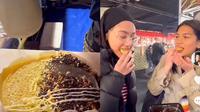 Mahasiswa jualan martabak di Belanda diserbu pembeli. (Dok: TikTok Jerhemy Owen)