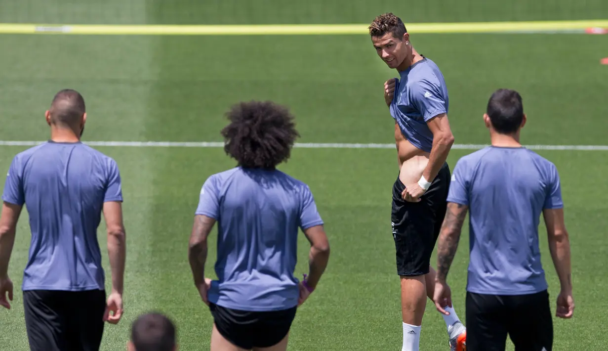 Gelandang Real Madrid, Cristiano Ronaldo saat mengikuti sesi latihan di sebuah media open day di Madrid, (30/5). Real Madrid telah meraih titel juara Liga Champions sebanyak 11 kali. (AP Photo / Paul White)