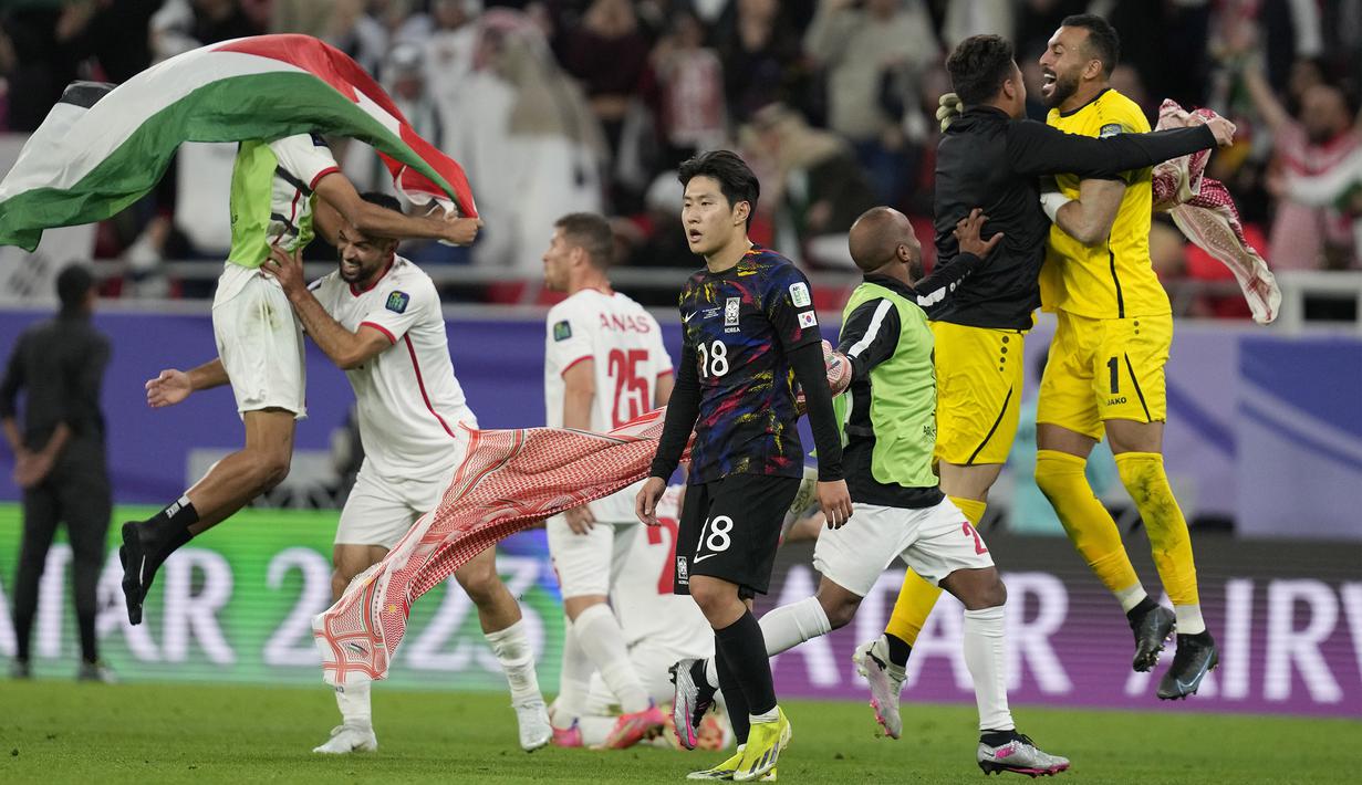 Raut kecewa pemain Korea Selatan, Lee Kang-in (tengah) setelah timnya dikalahkan Yordania pada laga semifinal Piala Asia 2023 di Ahmad Bin Ali Stadium, Doha, Qatar, Selasa (06/02/2024). Korea Selatan kalah dengan skor 0-2. (AP Photo/Thanassis Stavrakis)