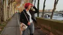 Jaket leather, sepatu boots selutut dan topi beret wol merupakan kombinasi outfit yang tepat saat kamu berlibur ke Paris. (instagram/amandarawles)