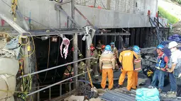 Tim penyelamat dikerahkan mengevakuasi korban robohnya konstruksi kereta bawah tanah di kota Namyangju, dekat Seoul, Korsel, Rabu (1/6). Belum bisa dipastikan penyebab insiden ini, namun saksi mata menyebut ada ledakan besar di lokasi proyek. (AFP)