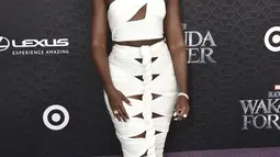 Lupita Nyong'o berpose saat menghadiri pemutaran perdana film Black Panther: Wakanda Forever" di Dolby Theatre di Los Angeles pada Rabu, 26 Oktober 2022. Nyong'o menampilkan pesonanya dengan pakaiannya yang seksi, pemenang Academy Award itu terlihat mengunakan segitiga di bagian depan rok yang berkerut. (Photo by Richard Shotwell/Invision/AP)