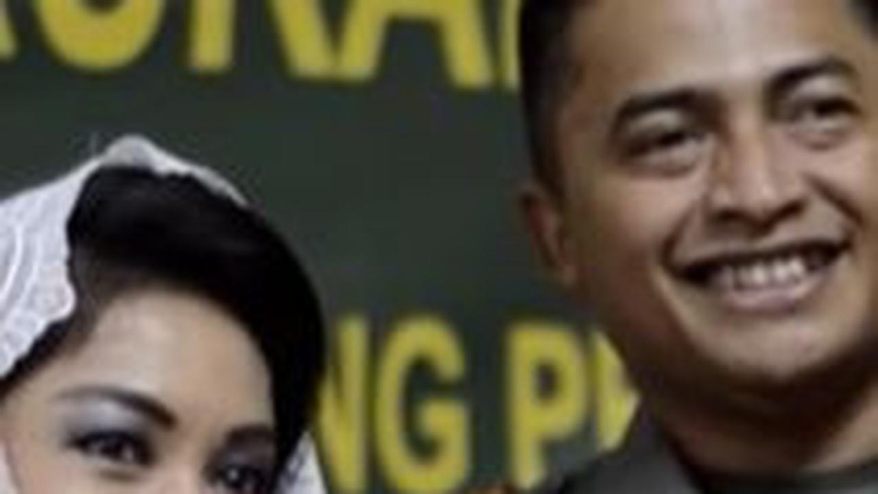 Dari hasil pernikahannya, Novita dan Kolonel Ade telah dikaruniai dua buah hati, perempuan serta laki-laki.