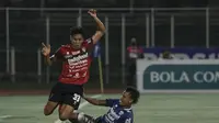 Bek kanan Bali United, I Made Andhika Wijaya saat berduel dengan pemain Persib Bandung di Stadion Ngurah Rai Denpasar, Jumat malam (13/1/2022). (Bola.com/Maheswara Putra)