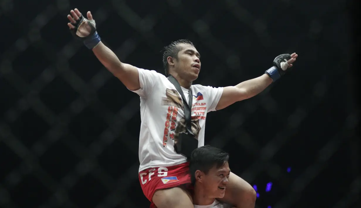 Petarung Filipina, Robin Catalan, melakukan selebrasi usai menaklukkan petarung Indonesia, Stefer Rahardian, pada laga ONE Championship di Istora Senayan, Jakarta, Sabtu (19/1). Stefer Rahardian kalah dari Robin Catalan. (Bola.com/M. Iqbal Ichsan)
