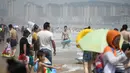 Orang-orang mengunjungi pantai sambil mendinginkan diri di Qingdao, China timur, pada 3 Agustus 2019. Banyak warga di Negeri Tirai Bambu memanfaatkan musim panas dengan mengunjungi pantai untuk mengisi liburan. (Photo by FRED DUFOUR / AFP)