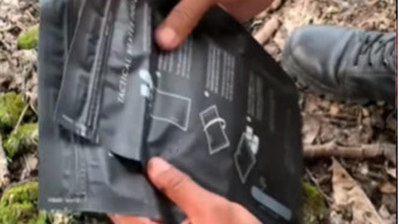 Lagi Jelajah Hutan, Anggota TNI AD Ini Unik Cara Merebus Talas Tidak Pakai Api