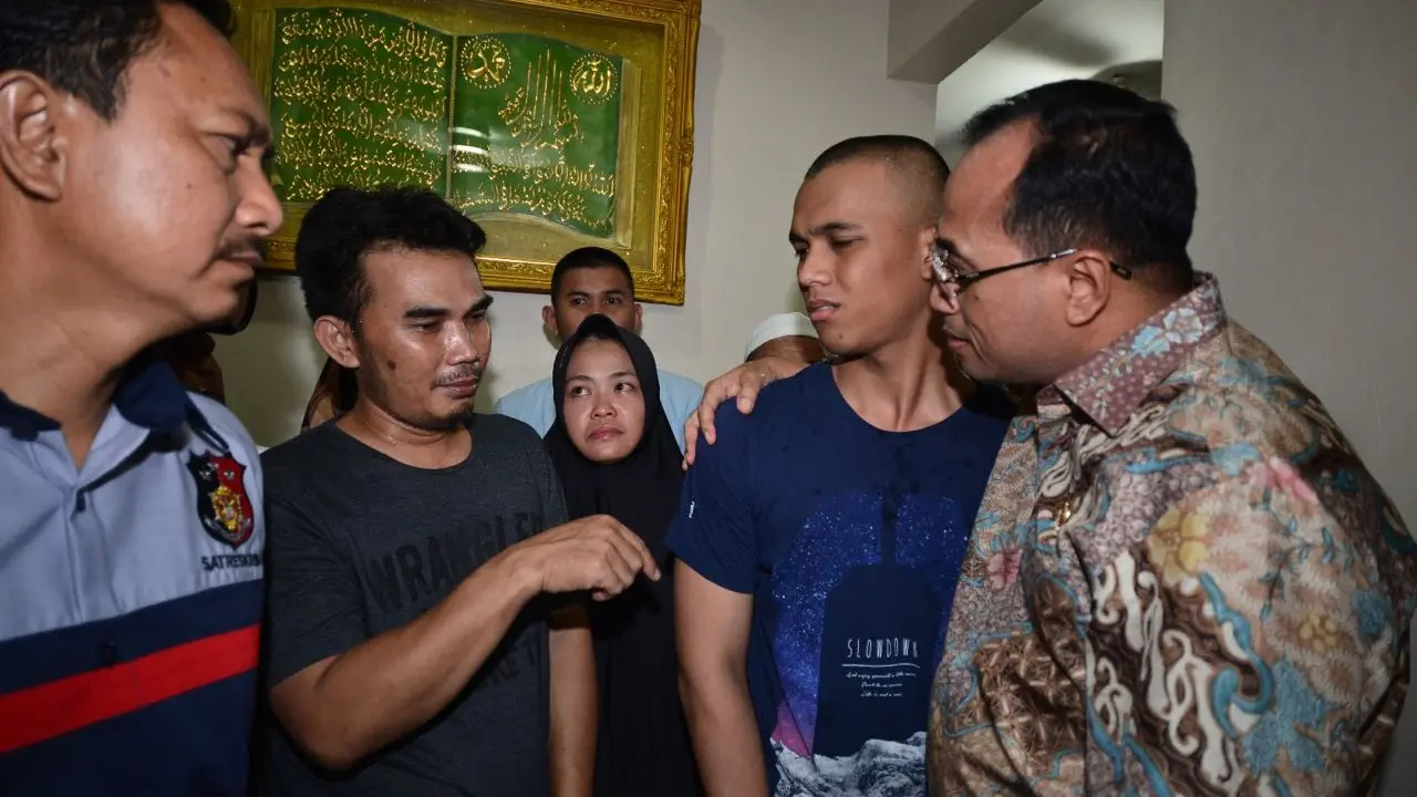 Menhub Budi Karya Sumadi saat mengunjungi keluarga korban kekerasan Taruna STIP, Amirullah Adityas Putra