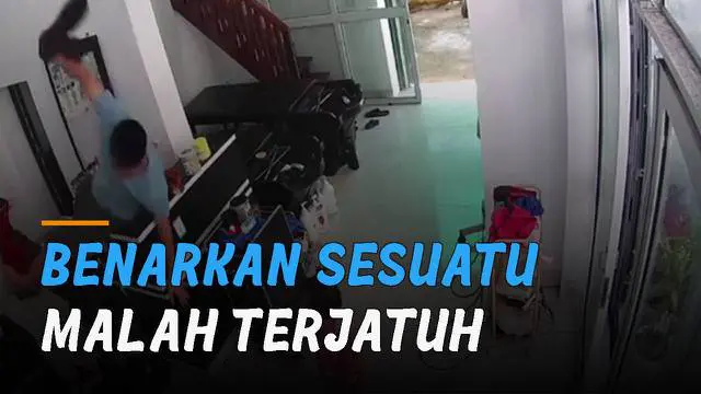 VIDEO: Pria Terjatuh Saat Benarkan Sesuatu dan Hanya Disaksikan Anaknya