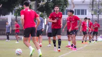 Pemain Timnas Indonesia, Sandy Walsh (tengah) saat mengikuti latihan menjelang laga leg pertama Kualifikasi Piala Dunia 2026 zona Asia melawan Brunei Darussalam di Lapangan A Kompleks Stadion Utama Gelora Bung Karno (SUGBK), Senayan, Jakarta, Senin (09/10/2023). (Bola.com/Bagaskara Lazuardi)