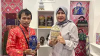 Suhandi atau Abui, pengrajin keramik asal Singkawang bersama Ibu Sutirah Hianah, Ketua Dekranasda Kota Singkawang. (Dok. Liputan 6.com/Dyra Daniera)
