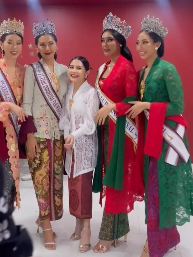 Prilly Latuconsina bersama Puteri Indonesia (Instagram/prillylatuconsina96)