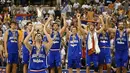 Selebrasi Tim Bola Basket Yugoslavia dengan trofi juara setelah mengalahkan Argentina pada laga final Piala Dunia Bola Basket FIBA 2002 di Conseco Fieldhouse, Indianapolis, USA (8/9/2002). Bersama Amerika Serikat, Serbia tercatat menjadi dua negara dengan raihan trofi terbanyak pada ajang Piala Dunia Bola Basket FIBA dengan 5 kali juara. Kelimanya diraih saat Serbia masih menyandang nama Yugoslavia pada edisi 1970, 1978, 1990, 1998 dan 2002. Serbia juga akan berlaga pada Piala Dunia Bola Basket FIBA 2023. (AFP/Jeff Haynes)