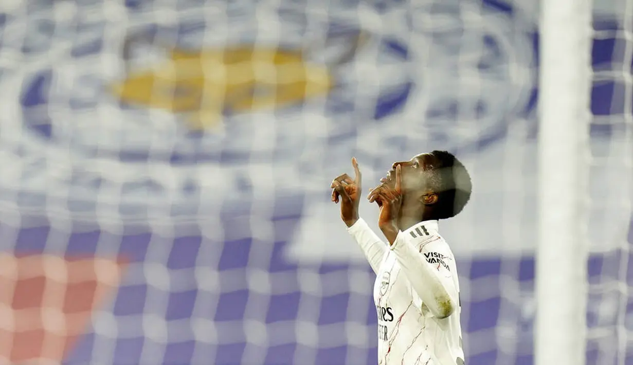Pemain Arsenal, Eddie Nketiah, melakukan selebrasi usai mencetak gol ke gawang Leicester City pada laga Piala Liga Inggris di Stadion King Power, Kamis (24/9/2020). Arsenal menang dengan skor 2-0. (Tim Keeton/Pool via AP)