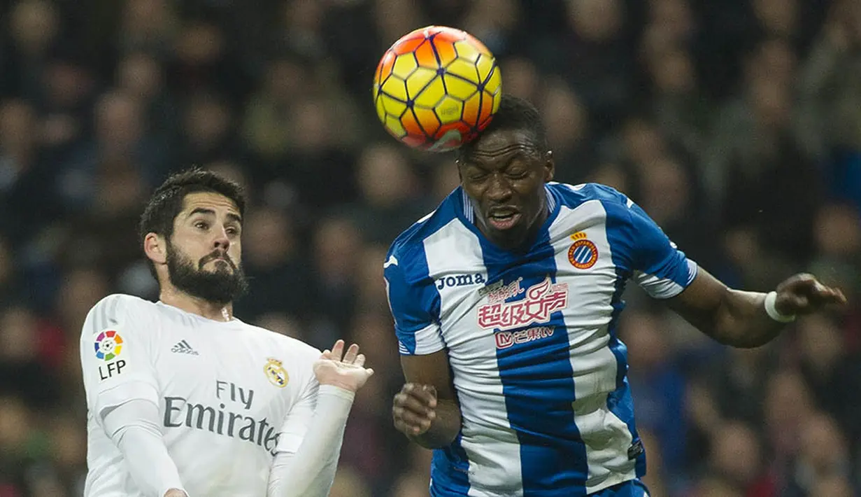 Gelandang Espanyol, Pape Diop, duel udara dengan gelandang Real Madrid, Isco, pada laga La Liga. Pada pertandingan itu Madrid menguasai jalannya pertandingan dengan penguasaan bola 66 persen. (AFP/Curto De La Torre)