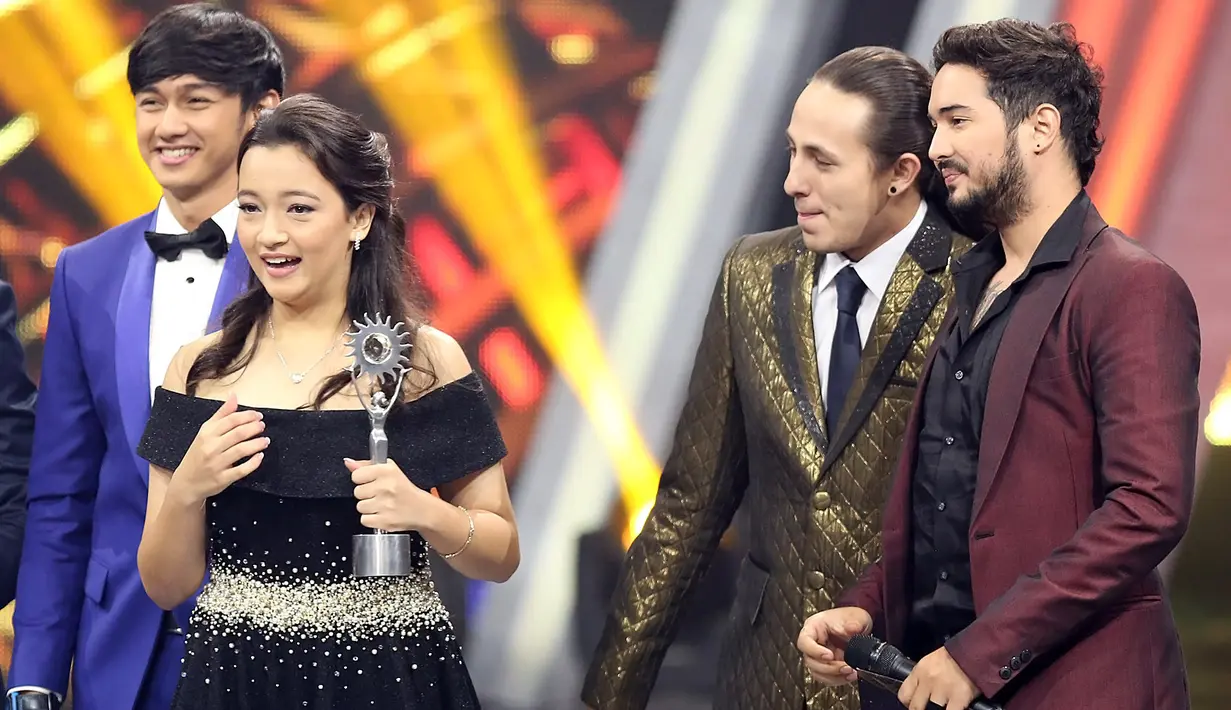 Terlihat senyuman bahagia ditambah dengan raut haru tak lepas dari wajah cantik Megan Domani kala berada di panggung untuk menerima piala. (Bambang E Ros/Bintang.com)