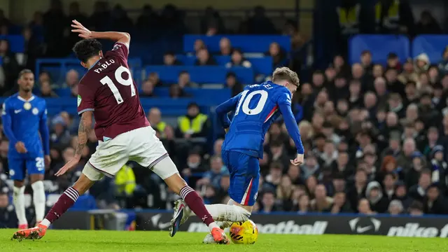 Pemain West Ham Pablo melanggar pemain Chelsea Cole Palmer