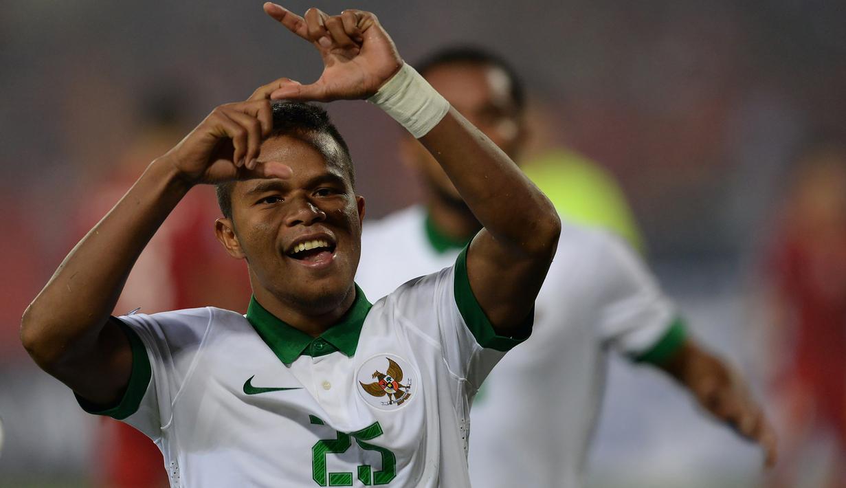 Bek timnas Indonesia Manahati Lestusen berekasi usai menjebol gawang Vietnam melalui titik penalti pada leg kedua semifinal Piala AFF 2016 di Stadion Nasional My Dinh, Hanoi, Rabu (7/12). (HOANG DINH NAM/AFP)